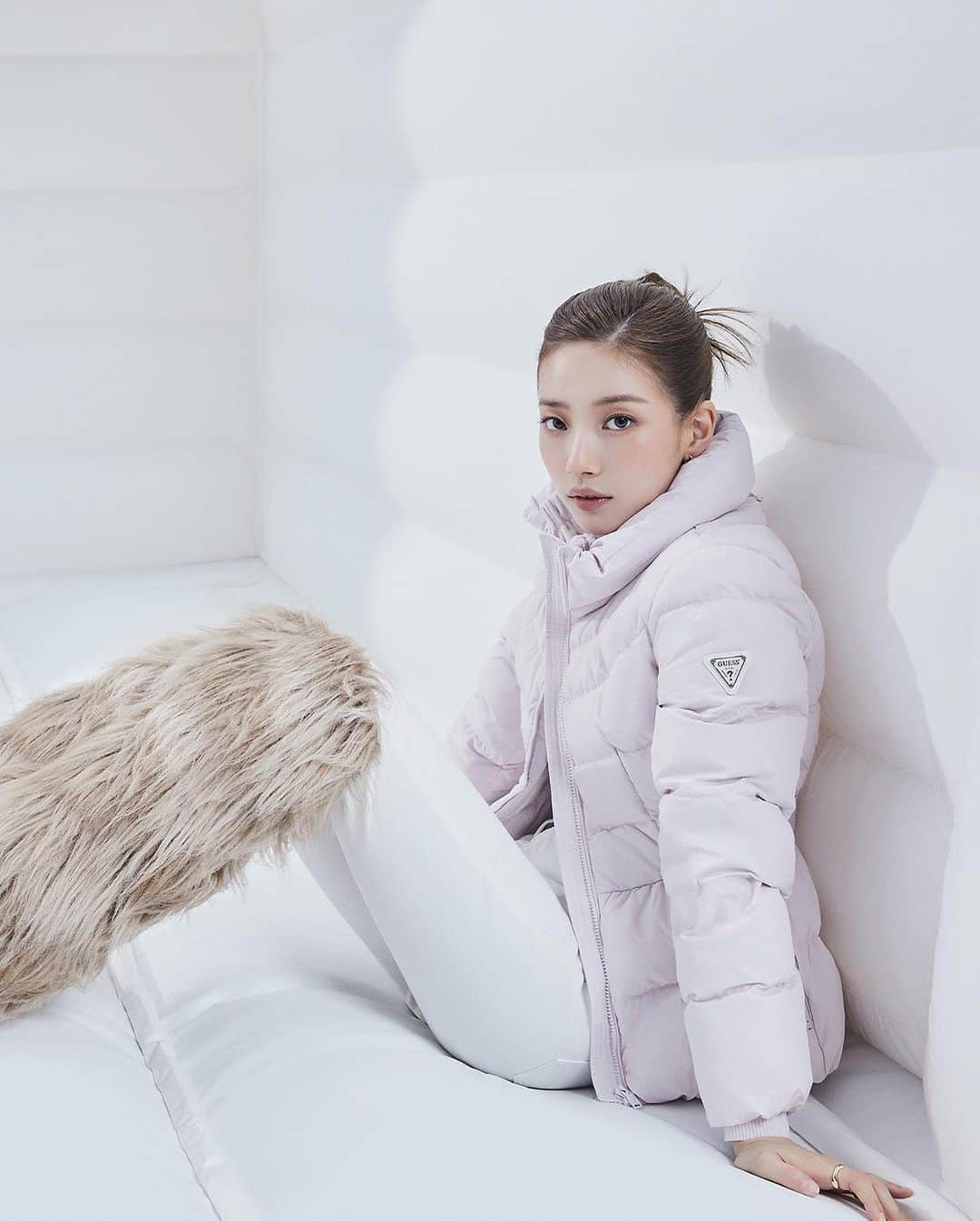 ゲスのインスタグラム：「Endlessly effortless. @skuukzky for the Feather Light Outerwear Collection. Now available on guesskorea.com. #GUESSKorea」