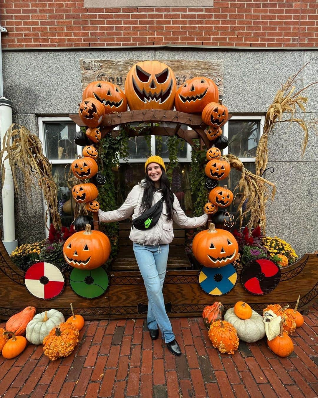 Elliana Shayna Pogrebinskyのインスタグラム：「Thanks to the ultimate spooky town for all the Halloween Fall fun 🎃👻🖤」