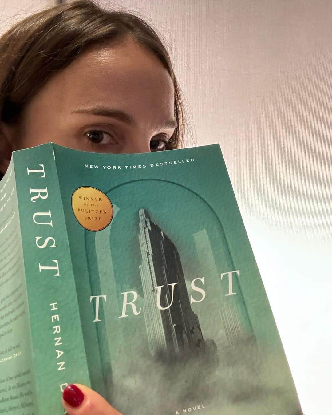 ナタリー・ポートマンのインスタグラム：「Our November pick Trust revolves around the Rasks, a secretive couple, and their rise to power during the Great Depression. Told through linked narratives spanning over a century, what begins as a novel shifts into memoir and autobiography as we seek to untangle fact from fiction. I’ve never read anything quite like this one — and I hope you’ll join me in reading this month! #NovemberBookPick @natsbookclub」