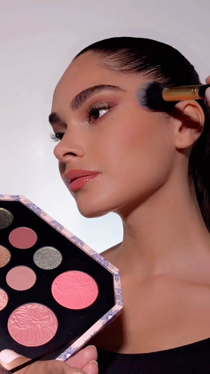 パット・マグラスのインスタグラム：「STARSTRUCK SEDUCTION ✨💎✨ #McGrathMuse @briannaccirillo showcases ethereal beauty in NEW LIMITED EDITION MTHRSHP Bijoux Brilliance: Starstruck Splendour. Her face glows with Skin Fetish: Divine Blush and her eyes are elevated with Dark Star Mascara. ✨💎✨ SHOP NOW at PATMcGRATH.COM  ✨STARRING✨ FACE MTHRSHP Bijoux Brilliance: Jeweled Temptation Skin Fetish: Divine Blush ‘PARADISE VENUS’ - Terracotta Demi-Matte ‘DESERT AMBER’ - Soft Amber Velvet Matte Eye Shadows ‘CORAL NECTAR’ - Iridescent Coral with Pink Shift  EYES MTHRSHP Bijoux Brilliance: Jeweled Temptation Eye Shadows ‘AMBER AURA’ - Warm Taupe Matte ‘CORAL NECTAR’ - Iridescent Coral with Pink Shift ‘MIDAS MYSTIQUE’ - Radiant 24KT Gold Metallic Dark Star Mascara   LIPS LUST: Gloss™ ‘EARTH ANGEL’ - Golden Champagne with Glittering Copper and Pink Pearl」