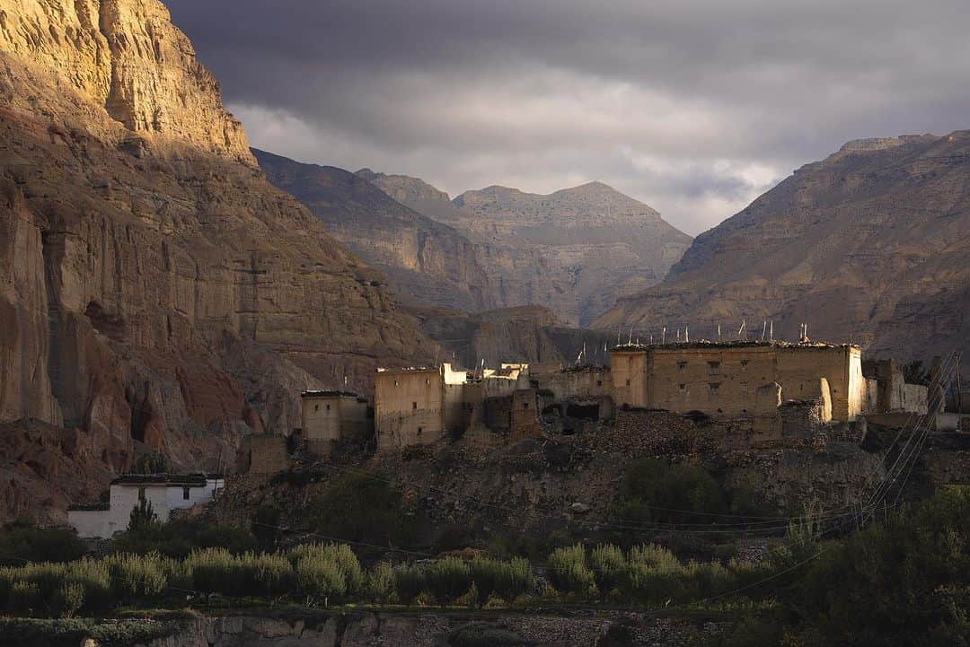 Cory Richardsのインスタグラム：「I’ve known Ben Ayers @jetbutterflies for over a decade. He’s a Kathmandu staple and has called Nepal home for twenty some years. He came for the mountains and stayed for the people, starting and running non-profits for pieces of the community. At his heart, he’s an artist and filmmaker. He’s also a ferocious writer. I’ve been to Mustang with him before on assignment for NG. But this trip is just for us. The following posts are his words.   Our other companion is Todd Hoffman. He doesn’t use Instagram. He’s one of those leather-faced legends of the eighties who lived hard and fast enough to know when to leave the racetrack. Even if you hardly know him, you want him on your team. At your back. If he looks familiar, it might be from that one time he took Pepsi to task over a Harrier jump jet.   The following posts are from our motorcycle trip from Kathmandu to Lo Manthang. @vacheronconstantin @aetherapparel」