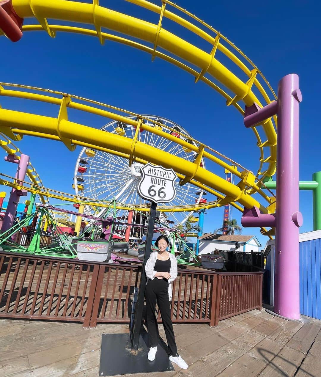 片山萌美のインスタグラム：「🎡🎢  遊園地は、 なんだかテンションあがります  観覧車乗るのが ちょっと怖いタイプの人間だけど！ 🎡🎡🎡  #santamonicapier #route66 #losangeles #過去pic #moemikatayama   ちなみに 写真だけ撮って遊園地には 入らなかった⊂((・x・))⊃」