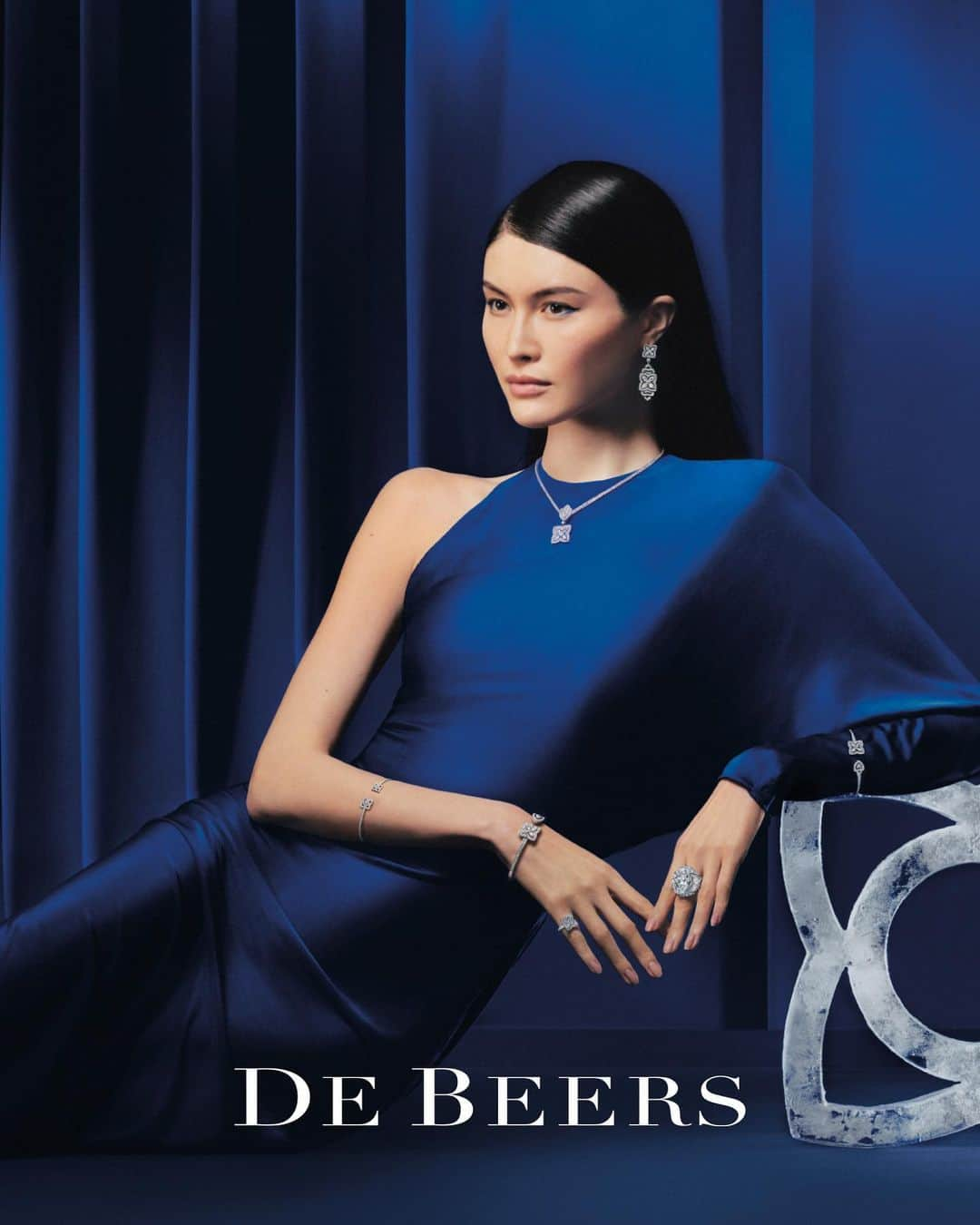 スイ・ヒーさんのインスタグラム写真 - (スイ・ヒーInstagram)「Extremely honoured to be part of De Beers’ Holiday campaign this year! Visit @debeersofficial for the full video. #DeBeers #EnchantedLotus #Ad💎 #DeBeersPartner」11月3日 1時09分 - hesui923