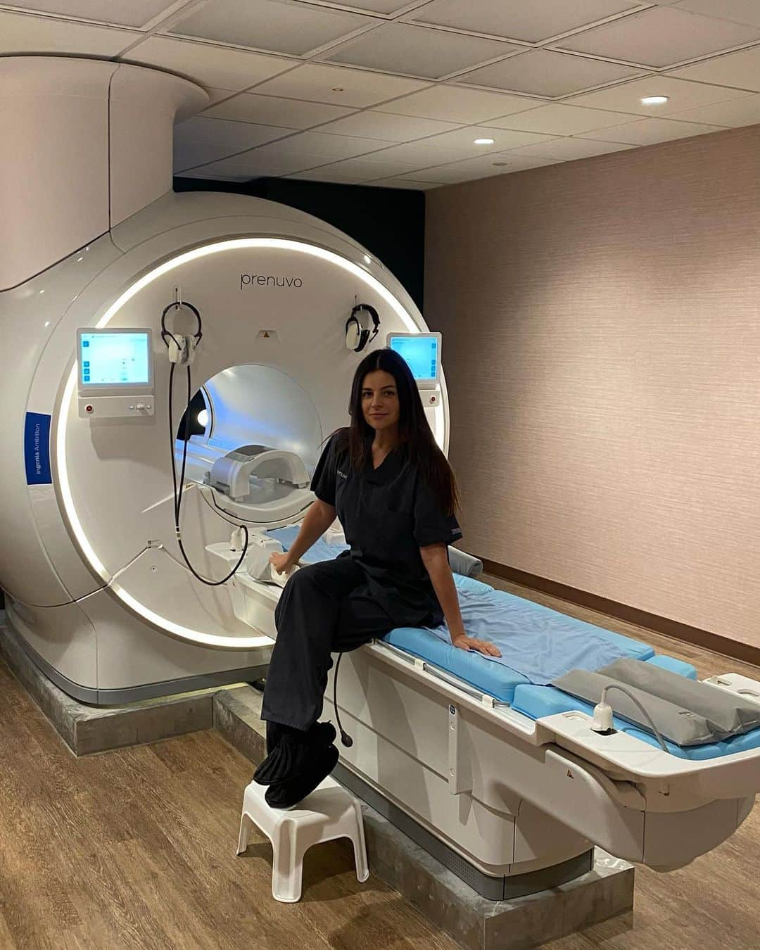 ジュリア・レストイン・ロイトフェルドのインスタグラム：「A couple of days ago, I was extremely lucky to be invited by @prenuvo to come in for their innovative full body MRI scan. As a mom of two, I always worry about my health, let’s even admit, slightly hypochondriac and all about preventative health check and early detection and been wanting to do a full body check like this for a while. A one hour full body scan with #Prenuvo offered me a lot of peace of mind. The full body test takes about an hour but they make it as comfortable as can be and can even watch Netflix the whole time. It is also safe as radiation and contrast free. It doesn’t only detect very early stages of cancer but other health issues I wouldn’t even come to think of or test for and you get extremely detailed results within 48h Just did made my trip to NY oh so worth it!  If you’re tempted to do the same, use my $300 discount code JULIA www.prenuvo.com/julia  #prenuvopartner   Prenuvo is a transformative healthcare company that uses advanced MRI to perform a preventative scan, able to detect solid cancerous tumors at stage 1 and around 500 other conditions (including aneurysms, spine herniations, musculoskeletal conditions, fatty liver disease, etc.」