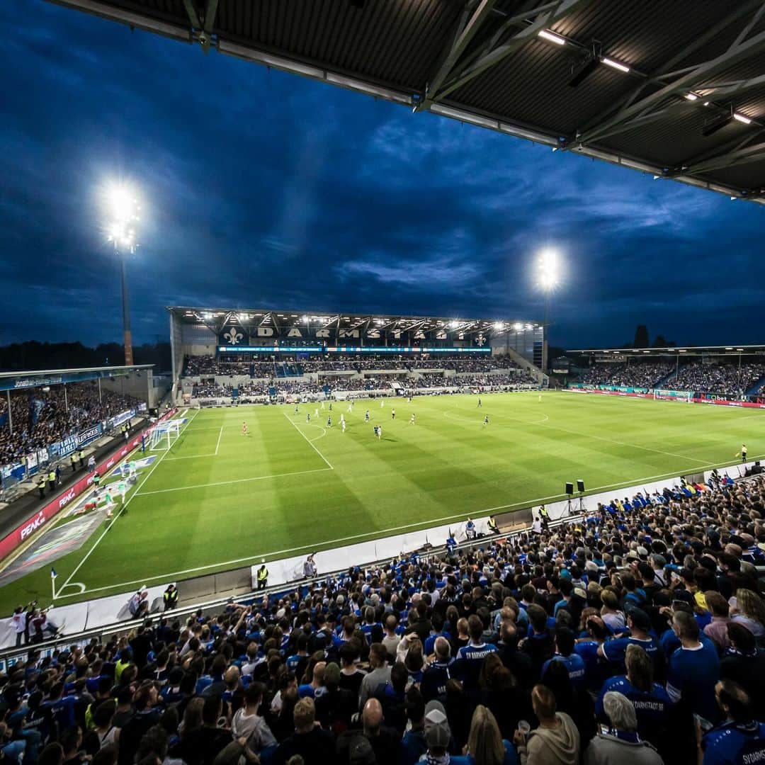 のインスタグラム：「Flutlicht am Bölle 🔦 Habt Ihr genauso viel Bock wie wir auf morgen Abend? 🔥😎 #sv98 #Lilien #Darmstadt #Bundesliga #SVDBOC」