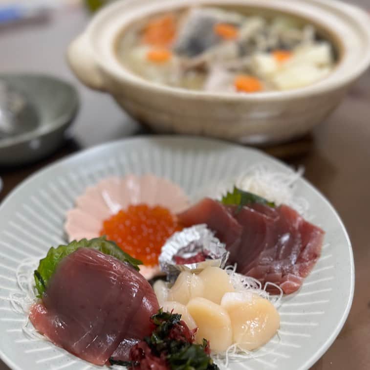 のインスタグラム：「………  そろそろ🫕お鍋のシーズン到来🙌  と、思いきや😮あたたかい、週末のようですね✨  ふるさと納税で届いた✨いくら✨や✨ホタテ✨はお刺身で🐟  タラ✨は寄せ鍋にして、美味しくいただきました💓  たっぷり食べたので、その分、たまには運動もしなくちゃな💪💪  おやすみなさい😘⭐🌙」