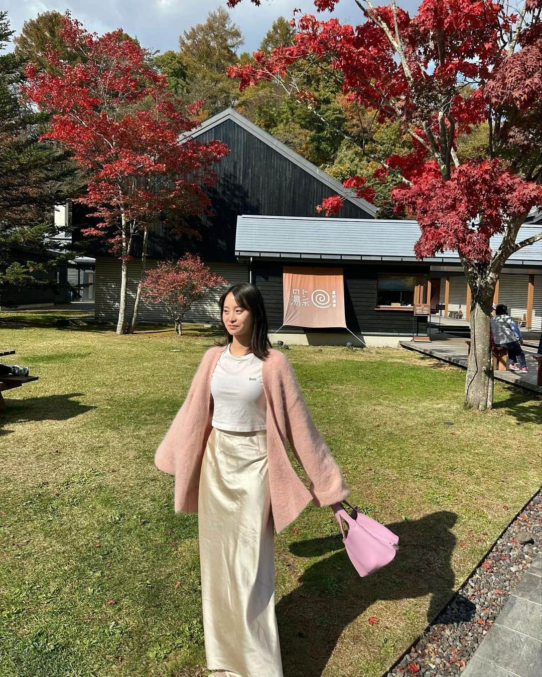 永尾まりやのインスタグラム：「先日、仕事で軽井沢に行ったら紅葉がとーっても綺麗だったよ🍁  こんなベストなタイミングで軽井沢に行くのはじめてかもめちゃくちゃ気持ちよかったぁ😌 ディズニーの時の私服みせてとのことでタグ付けしたよう」