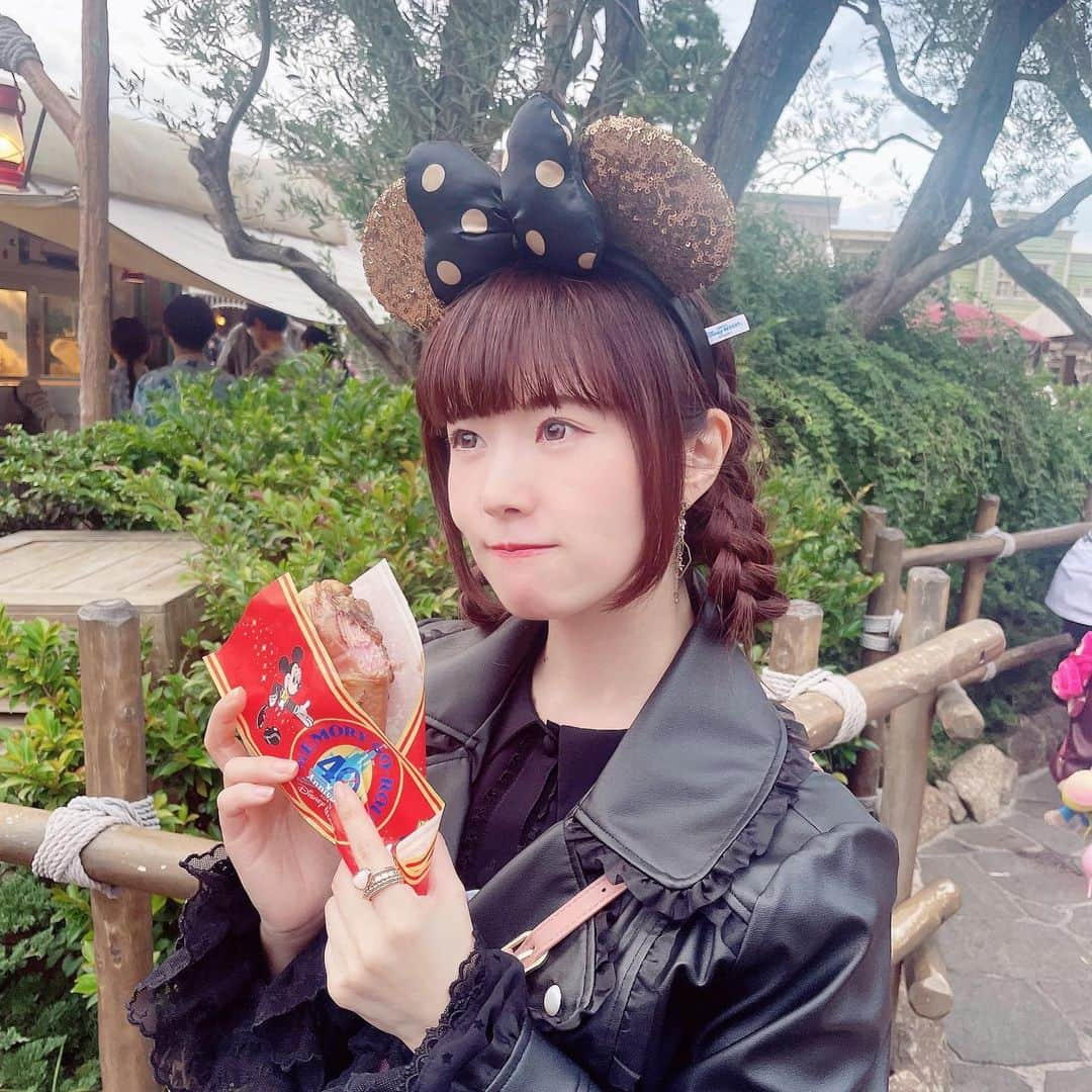 永井杏樹のインスタグラム：「  🍗🍗🍗🍗🍗  #ロリータ #ロリータファッション #lolita #kawaii  #lolitafashion #kawaiifashion #angelicpretty #アンジェリックプリティ #happyhalloween  #halloween #ハロウィン #ハロウィンコーデ #ディズニーコーデ #ディズニーカチューシャ #ディズニー #ディズニーランド #永井杏樹 #アイドル #ミルハニ」