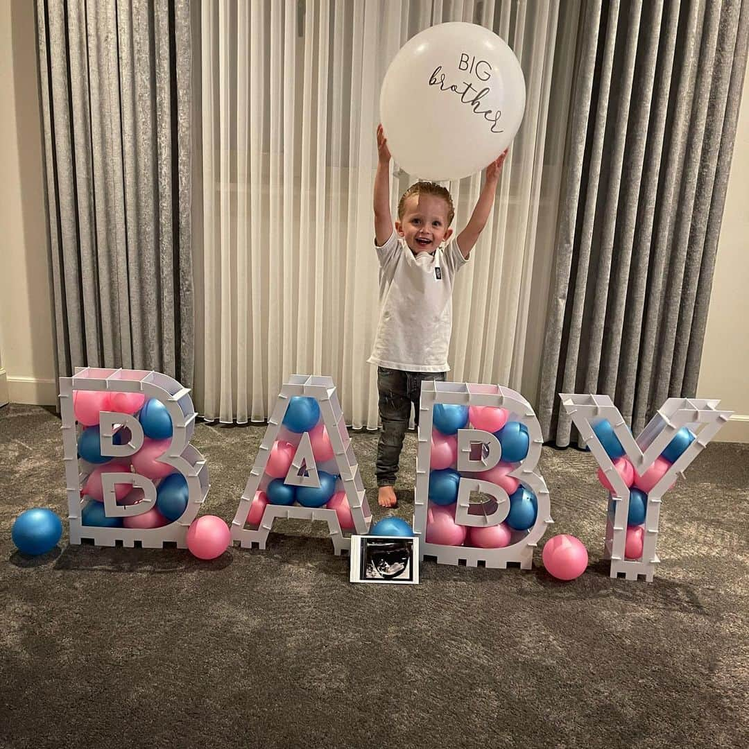 アレクサンデル・ビュットネルさんのインスタグラム写真 - (アレクサンデル・ビュットネルInstagram)「We are so happy Baby #2 is on the way🤍」11月3日 1時17分 - alexanderbuttner