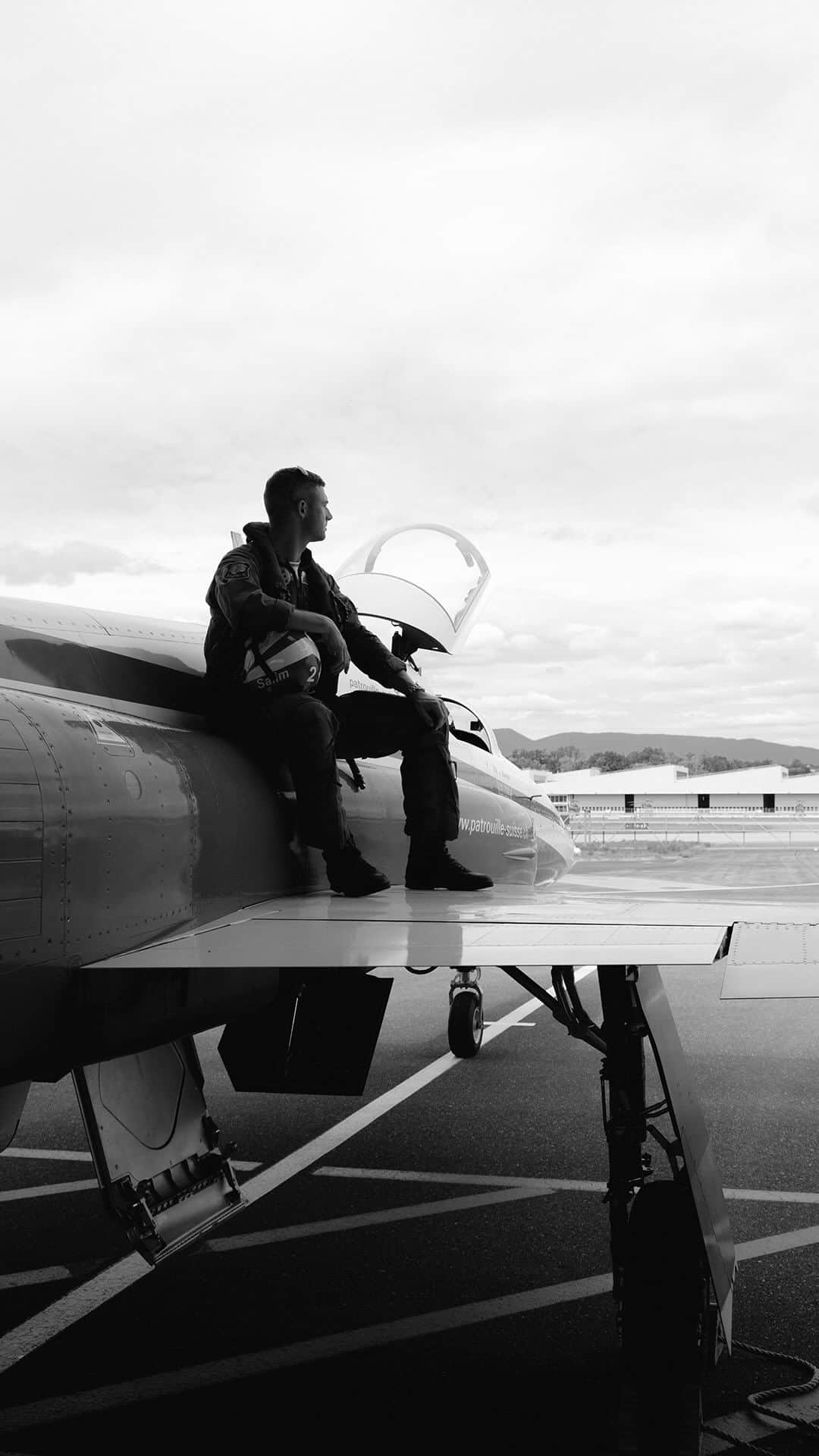 ブライトリングのインスタグラム：「Take a look behind the scenes of the action-fueled campaign shoot featuring Switzerland’s elite aerobatic team, the Patrouille Suisse.  #breitling #squadonamission #avenger #watches #pilotswatch #aviation #chronograph #patrouillesuisse #acrobaticteam」