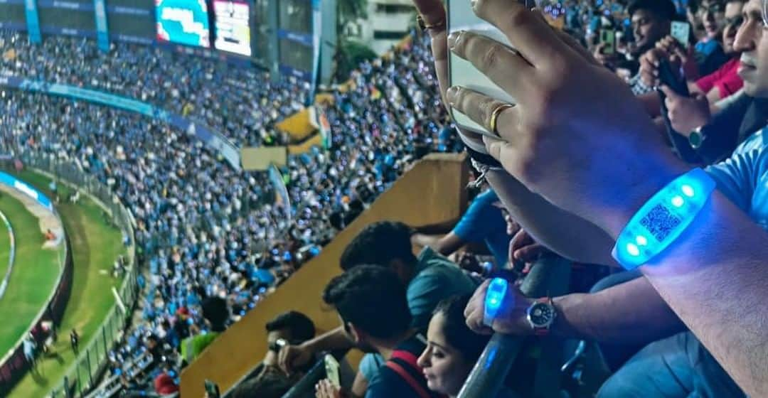 アミターブ・バッチャンさんのインスタグラム写真 - (アミターブ・バッチャンInstagram)「Watching the #INDvsSL match and thrilled to see it illuminate #ForEveryChild. Let all children play sports, whether girls or boys. #BeAChampion.   @unicefindia @icc @cricketworldcup」11月3日 1時22分 - amitabhbachchan