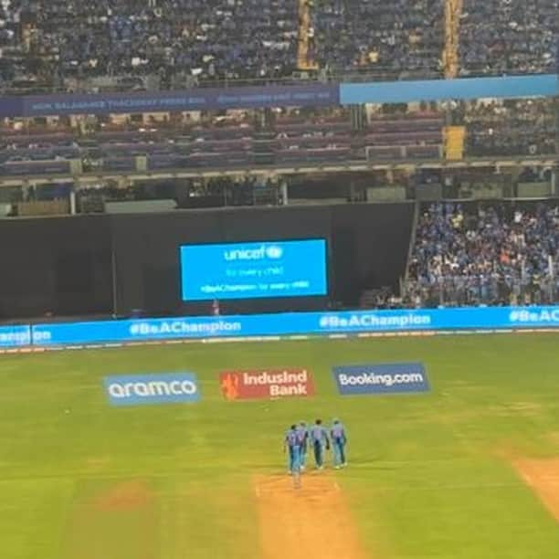 アミターブ・バッチャンのインスタグラム：「Watching the #INDvsSL match and thrilled to see it illuminate #ForEveryChild. Let all children play sports, whether girls or boys. #BeAChampion.   @unicefindia @icc @cricketworldcup」