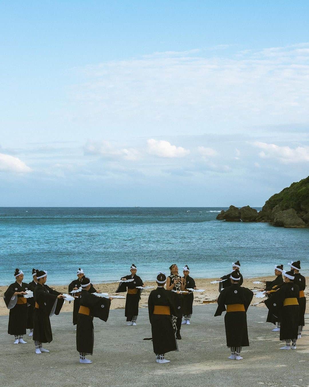 Awichさんのインスタグラム写真 - (AwichInstagram)「@haruokinawa 琉球舞踊団「飛琉」  飛ぶ琉球と書いて、ハル🪭  いっぺーにふぇーでーびる🙏❤️  @ega_film」11月3日 1時24分 - awich098