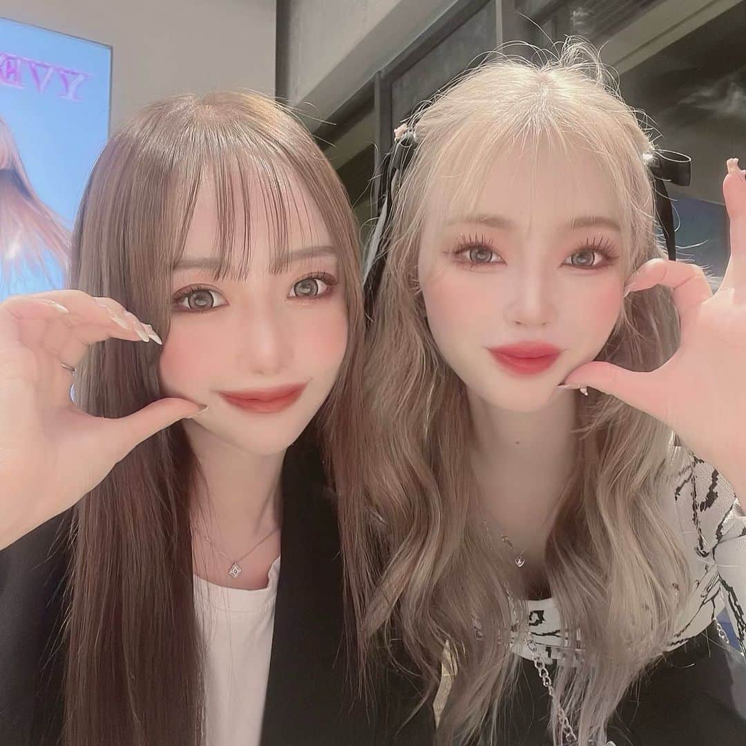 加瀬愛莉のインスタグラム：「前髪切っちゃいました✂︎ カラーとトリートメントしてもらってサラッサラ✨ いつもニュアンス伝えたら完璧に仕上げてくれる天才ちゃん👸🏼💓 #美容室 #表参道美容室 #ヘアカラー #前髪カット #前髪 #ワンホンヘア #トリートメント #ヘアケア #ロングヘアー #サラサラヘアー #髪色」