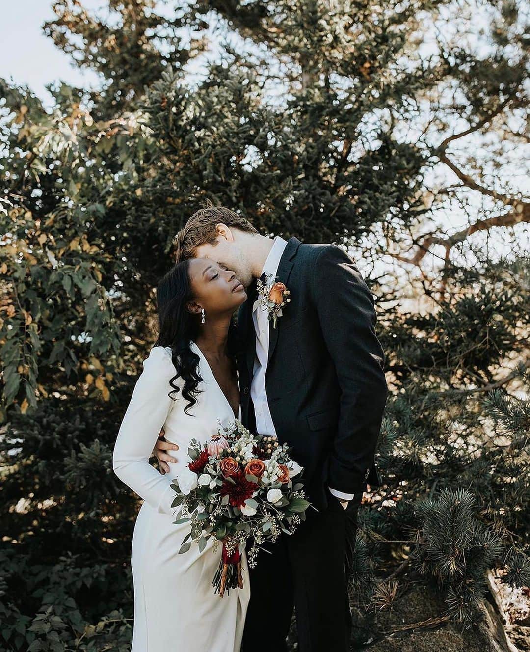 タダシショージのインスタグラム：「Moody autumn weather calls for a cozy fall elopement @viewpoint.events  #everlasting #mainewedding #weddingdairies #kissthebride」