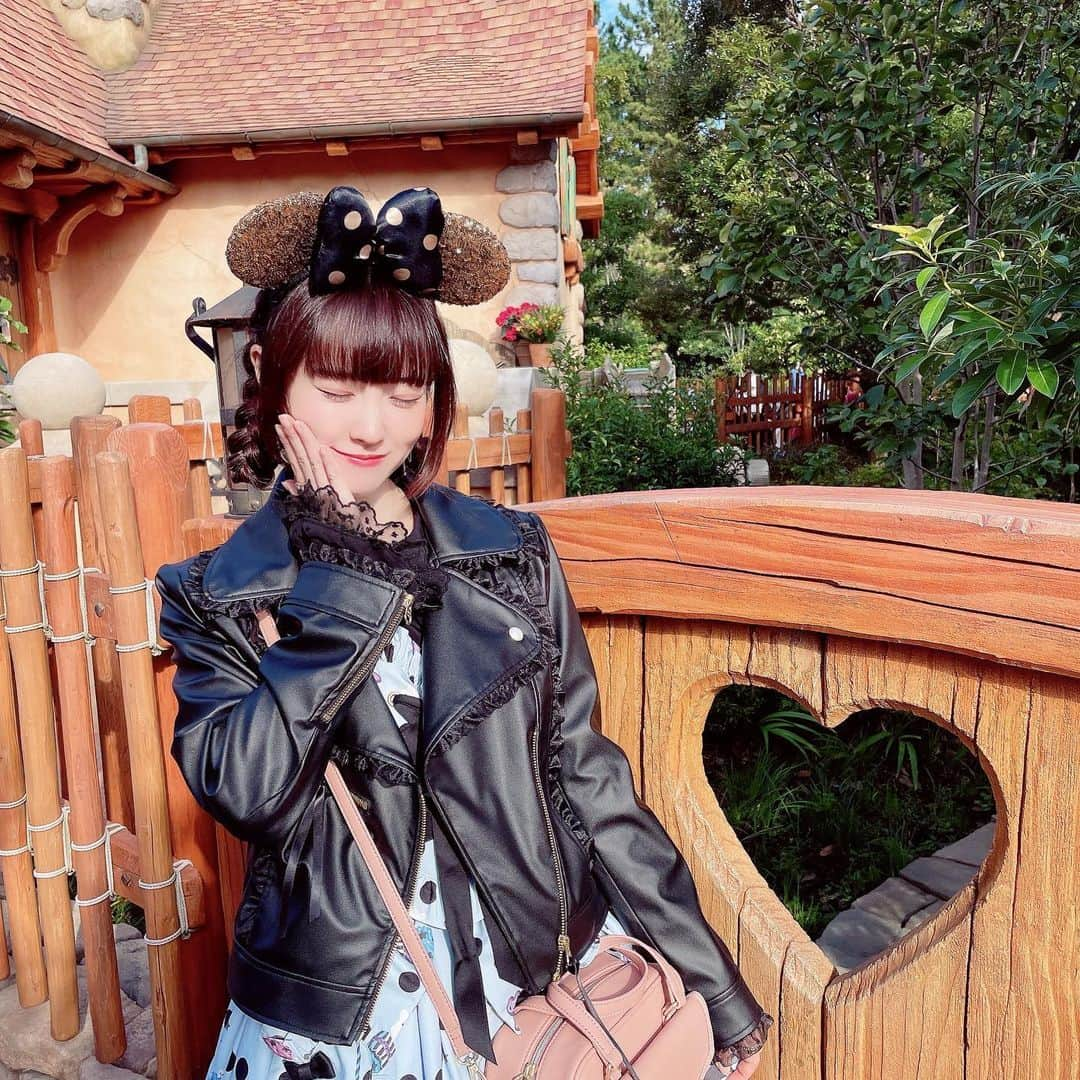 永井杏樹のインスタグラム：「  夢の国最高～🏰🐭💖  #ロリータ #ロリータファッション #lolita #kawaii  #lolitafashion #kawaiifashion #angelicpretty #アンジェリックプリティ #happyhalloween  #halloween #ハロウィン #ハロウィンコーデ #ディズニーコーデ #ディズニーカチューシャ #ディズニー #ディズニーランド #永井杏樹 #アイドル #ミルハニ」