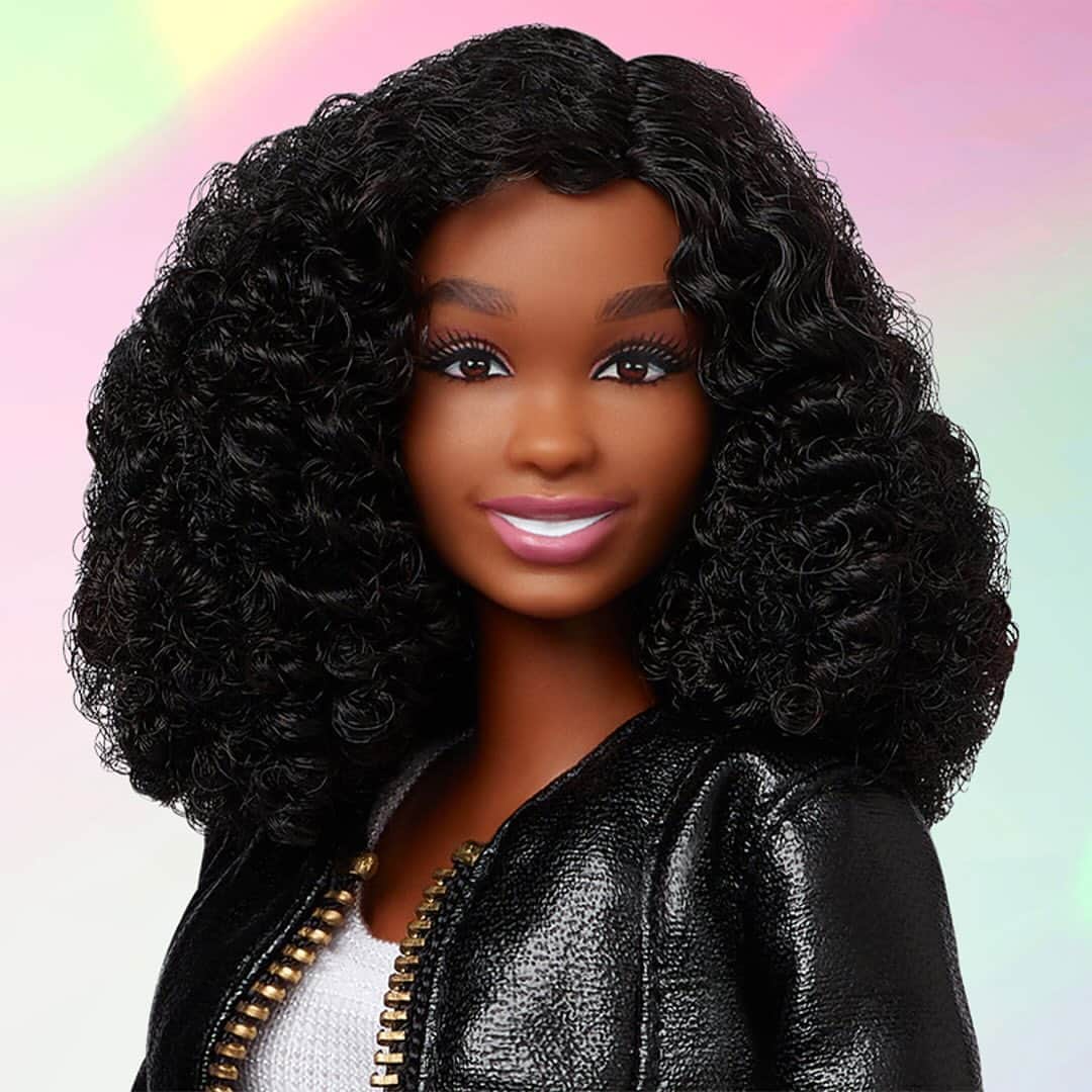 ションダ・ライムズさんのインスタグラム写真 - (ションダ・ライムズInstagram)「I am thrilled and deeply honored to share that I'm among the 5 role models chosen by @Barbie! In honor of the 5th anniversary of The Barbie Dream Gap Project, our unique doll replicas are going up for auction, and the proceeds will continue to fuel initiatives empowering girls worldwide. #YouCanBeAnything #Barbie」11月3日 1時29分 - shondarhimes