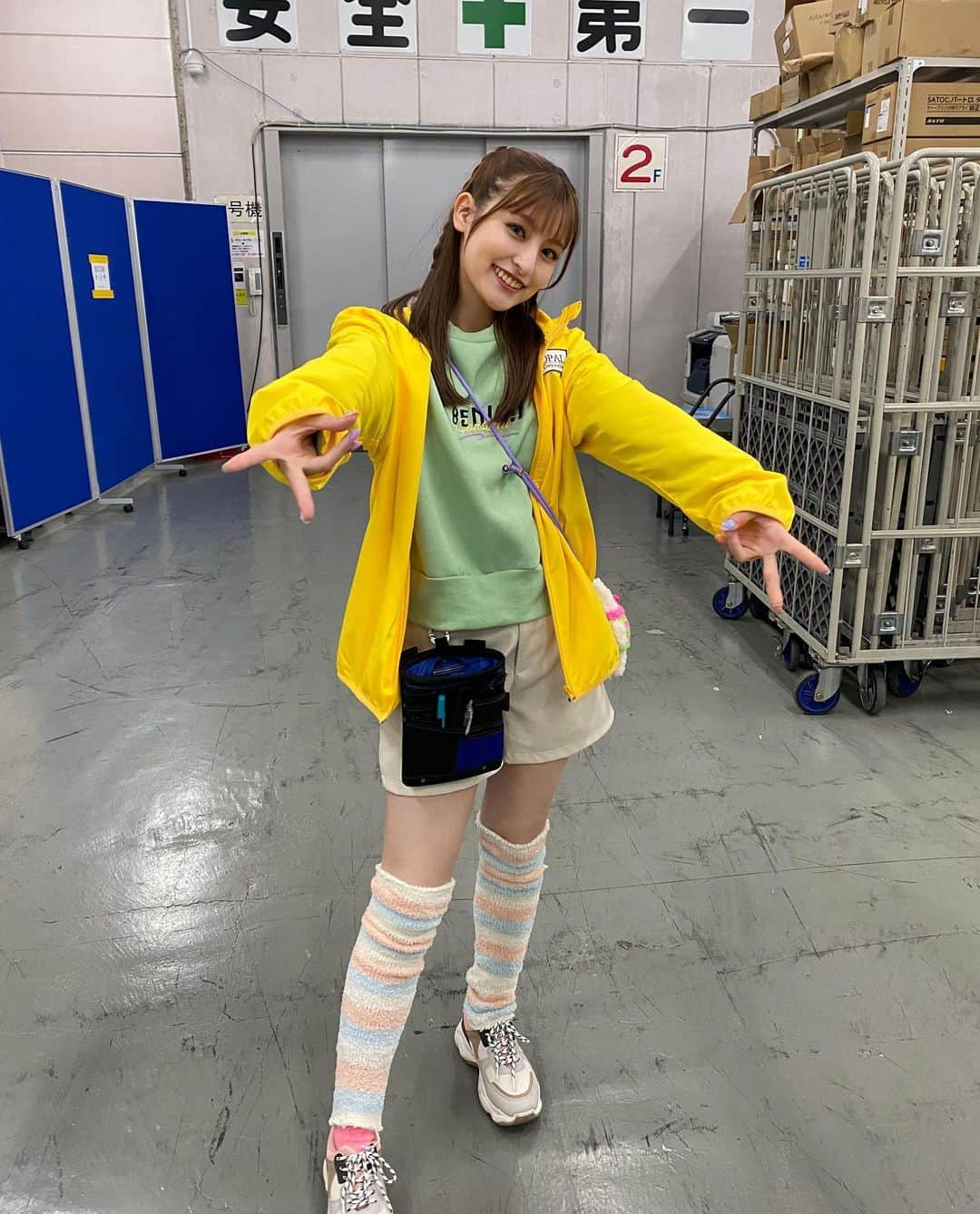 森高愛さんのインスタグラム写真 - (森高愛Instagram)「映画「人生に詰んだ元アイドルは、赤の他人のおっさんと住む選択をした」本日公開です♡ 明美ちゃんです✌️ 是非劇場でご覧ください☺︎ #つんドル」11月3日 8時45分 - ai_moritaka_official