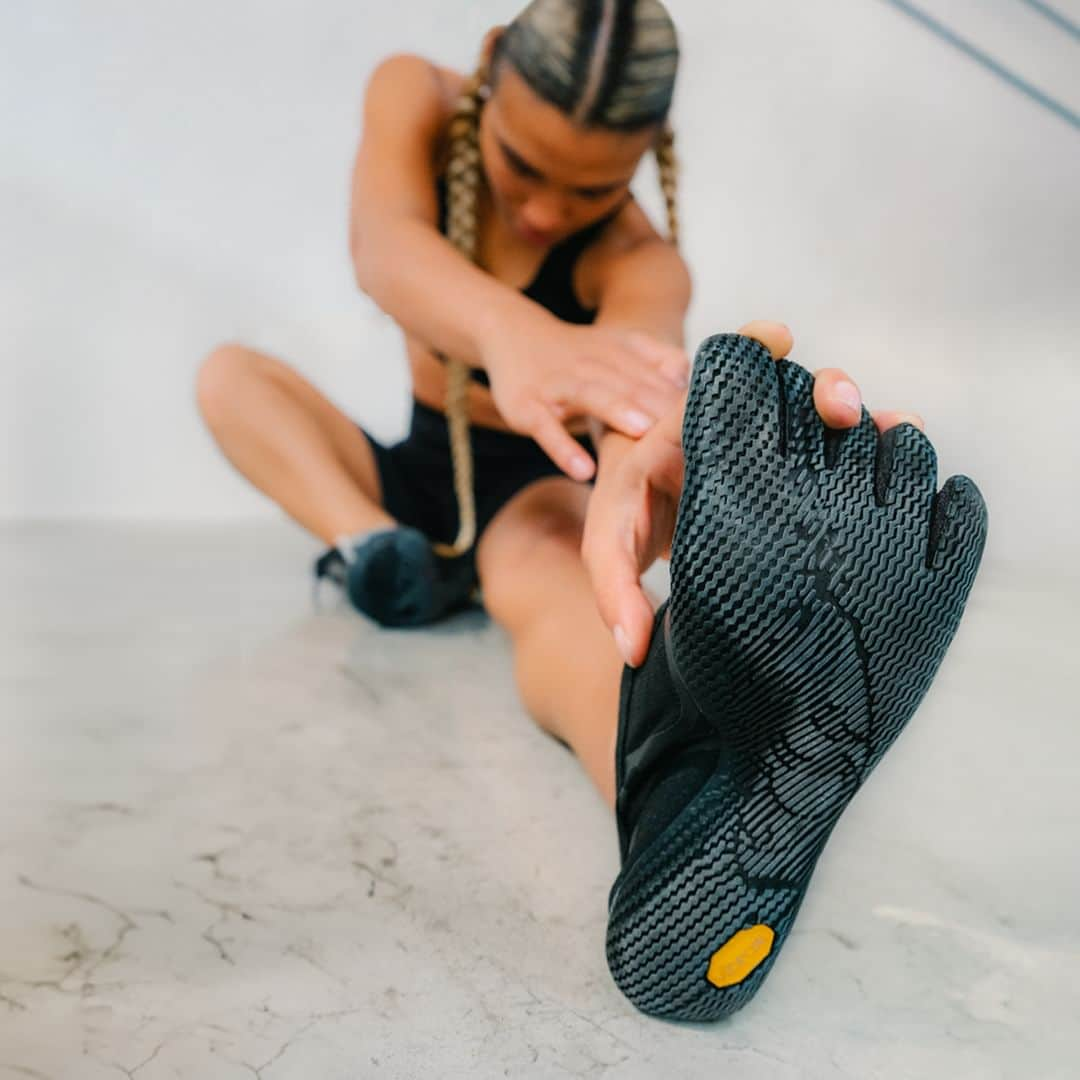 ビブラムのインスタグラム：「Maximum articulation and ground feel, with an assured grip and essential protection. Meet the @vibramfivefingers KSO EVO, your training partner. It’s all about getting back to your primal movements.   Discover the power of #VibramXSTREK compound on vibram.com  #Vibram #ConfidenceInEveryStep #VibramFiveFingers #MoveFreely #YourConnectionToEarth」