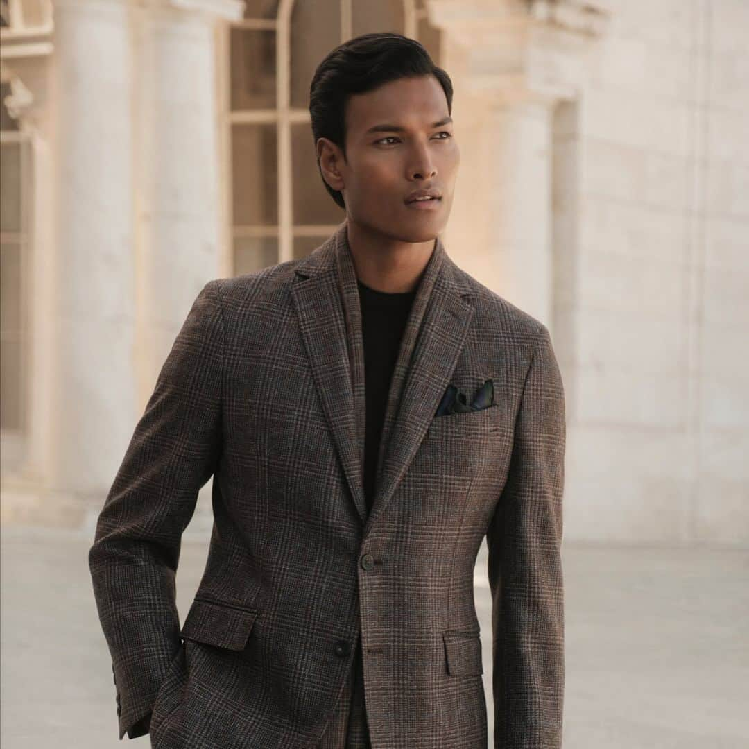 ハケットのインスタグラム：「Made with the finest Italian wool, this blazer conveys warmth and a refined look due to its traditional Prince of Wales check design featuring brown tones with terracotta and blue sparkles.  #HackettLondon #HowToHackett」