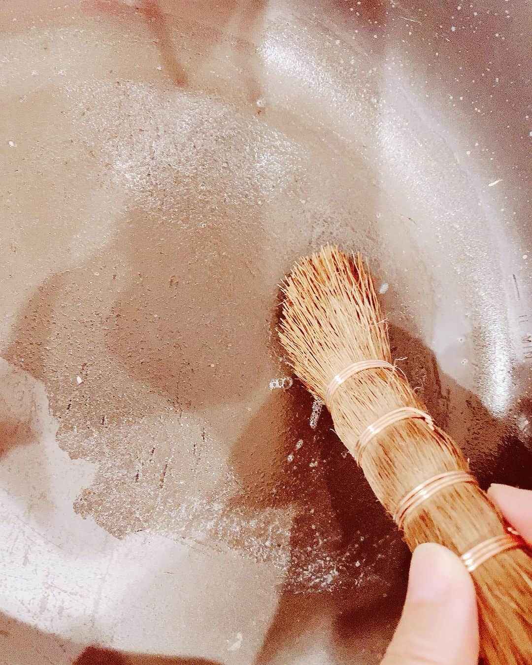 小柳津真由美さんのインスタグラム写真 - (小柳津真由美Instagram)「[PR投稿]  フライパンなどの油汚れのお掃除に  和歌山県海南市で日本伝統の棕櫚帚の職人が作った話題のブランド「Broom Craft」が、その技術を活かして開発した 「ミニキッチンブラシ」を使ってみました @broomcraft1178   棕櫚キッチンブラシは 棕櫚を使って職人が１本１本手作りしたミニキッチンブラシ  カレーを作った後など油がこびりついた食器やフライパンを洗うと、スポンジが汚れてしまい次に洗うグラスなどがベトベトになってしまう時などに　これで先に油汚れを落としその後にいつものスポンジで洗うとスポンジも汚れ難く長持ちする便利グッズ❗️  絶妙なカットはフィットしやすく　キズもつけ難く シンク回りのお掃除にも使える優れ物 程よい力加減で油汚れもさっと落とせました  メディアにも紹介され注文が殺到している人気商品なんだそうです❗️  今回はミニキッチンブラシのロングタイプを使用しましたが 色々な用途に合わせてたラインナップがあるので他にも興味津々です🥰  PR@broomcraft1178 #深海産業 #棕櫚キッチンブラシ #キッチンブラシ #キッチン用品 #キッチン掃除 #キッチン掃除用品 #小柳津真由美」11月3日 1時35分 - mayumioyaizu