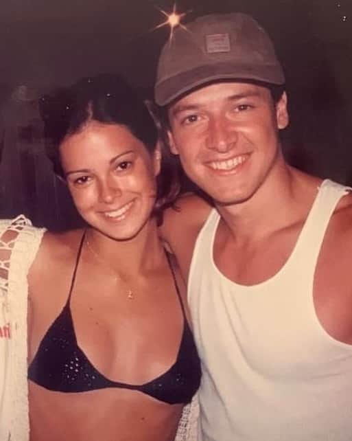 Vera Vielのインスタグラム：「A primeira viagem juntos a gente nunca esquece …. ☺️ foi em 1997 pra João Pessoa  Dois jovens apaixonados ❤️❤️ era o início de uma longa história de amor 🫶🏻  @rodrigofaro #hoteltambaujoaopessoa  #tbt」