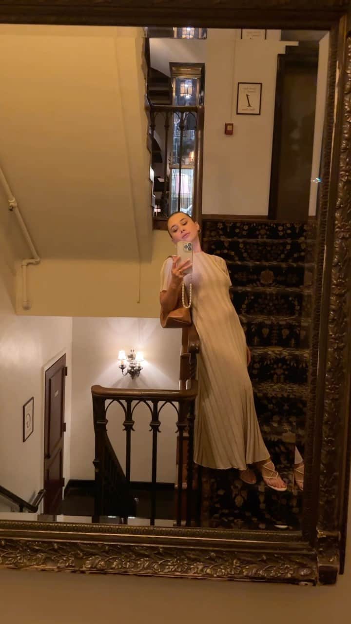 オレーシャ・ルーリンのインスタグラム：「How can you love yourself today ? 1% better than yesterday ?   For me it was seeing some beautiful friends last night, treating my body with kindness, and washing my face before I fell asleep.」