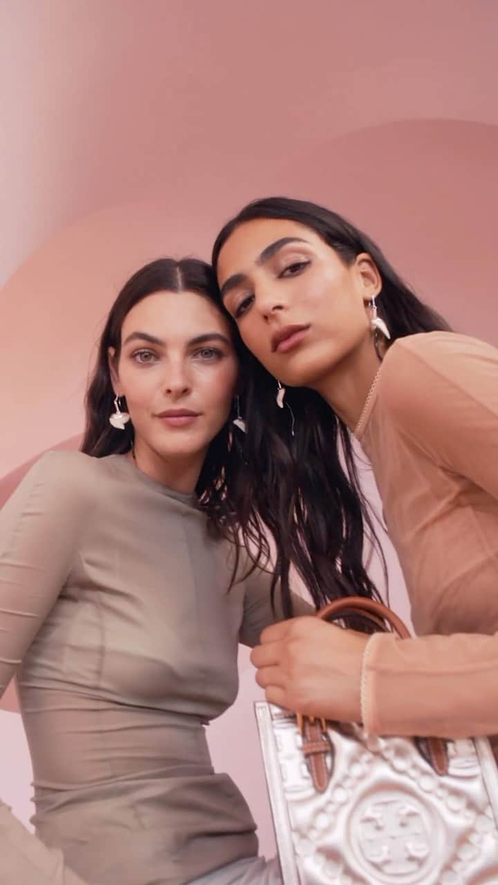 のインスタグラム：「The Holiday 2023 collection is here. Discover exquisite presents and the perfect wardrobe for a season of celebration and escape. #ToryBurchHoliday23 #ToryBurch Vittoria Ceretti @vittoria, Nora Attal @noraattal Photographer and Director: Oliver Hadlee Pearch @oliverhadleepearch Stylist: Brian Molloy @brian__molloy Hair: Cyndia Harvey @cyndiaharvey Makeup: Lucia Pica @luciapicaofficial」