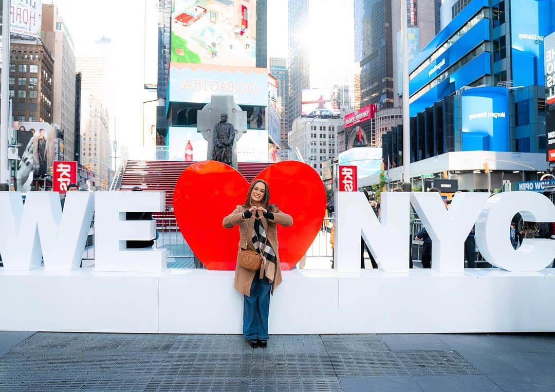 リサ・アンさんのインスタグラム写真 - (リサ・アンInstagram)「We ❤️ NYC   I had to check this out for myself @timessquarenyc so cool!  #welovenyc #nyc #timesquare #thereallisaann   📸: @alfitzpics」11月3日 1時54分 - thereallisaann