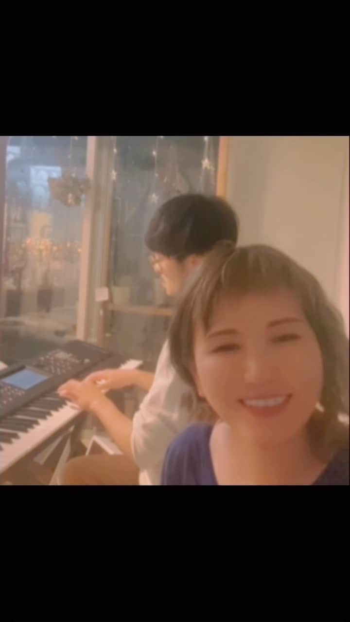 のインスタグラム：「11/5（日）  空想音楽会 〜少し不思議な音楽の短編集〜 生演奏(歌とピアノ) : オノマトペル  第一楽章14:30開場 第二楽章16:30開場 入場料 各3000円 （1Drink 付） ご予約 : 茂庵  ☎︎0757612100 または茂庵さんホームページ 予約フォームにて  京都の、モダン建築祭の会場のひとつ、京都市左京区の吉田山山頂にあるとっても素敵な庵、「茂庵」さんにてオノマトペルのコンサートがあります。 京都市の「登録有形文化財」にもなっている大正時代に建てられた茶の湯のための場が、今は四季と山の空気を感じられるとても素敵な空間。 街中から数分で急に山の中にトリップ。ひだまりも、雨も、夕方の時間帯も全部楽しむために何度でも足を運びたい場所です。 物語から音楽をつくるオノマトペルと茂庵の空気のちょうどいい塩梅で、第一楽章、第二楽章とも楽しんでいただけるようすこし曲目を変えてお届けします。  開場から開演まで30分ほどみています。ゆっくりお席についてメニューで迷って悩む時間。 演奏は40分ほどになります。 両方聴かれる方は、合間の時間にぽつぽつと山の中にたたずむ庵を見学されることをお勧めします。 私たちも、みなさまとお話ししたりお散歩する時間になれば幸せです。 そして、ただしずかに景色を見ながら時間を過ごすのも、わたしたちは大好きでした。」