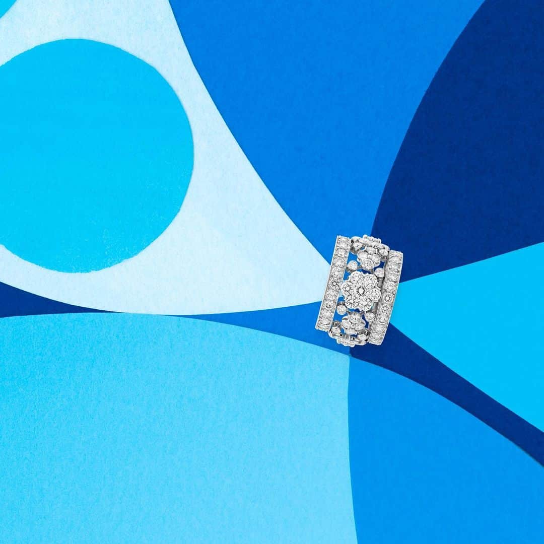 ヴァンクリーフ&アーペルさんのインスタグラム写真 - (ヴァンクリーフ&アーペルInstagram)「Enthralled by their beauty, the Maison showcases the purity of diamonds, selected with the strict criteria, in the Snowflake collection. Take a look at the "flocon" motif, one of the Maison’s recurring motifs, which appears in both the Snowflake and Fleurette collections.   #VCASnowflake #VCAHighJewelry #VanCleefArpels #diamonds   Illustrator: @jeremiefischer_illustration」11月3日 1時53分 - vancleefarpels