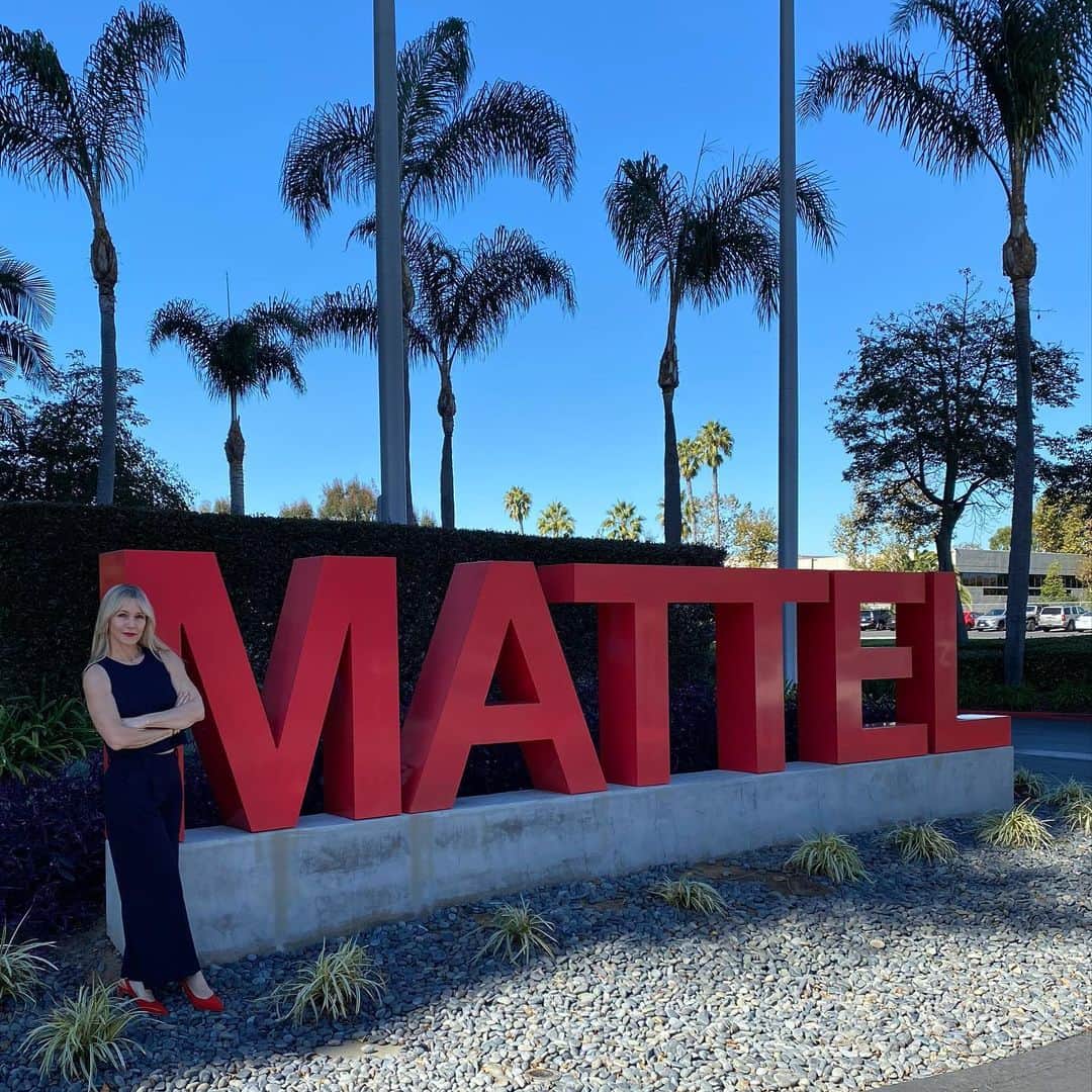 ジェニー・ガースのインスタグラム：「Speaking of @barbie…I got the ol’ gal out of storage for a little trip to her birth place @mattel to speak on behalf of  @iheartpodcast about the big wide world of podcasting and the importance of sponsor relationships. Thank you for having me Will & Greg and loved sharing the stage with you @sisanie 💕 @iheartradio   1. When your shoes match the signage!  2. No prep necessary when you love what you’re talking about.  3. She has seen better days🙀🤣 4. Little tiny shoes for big giant brained girls!  5. My two biggest fans!  @current_air」