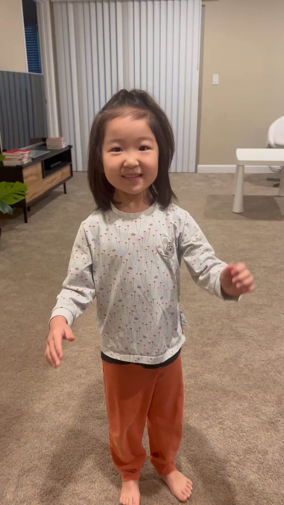 珠華ゆふのインスタグラム：「癒しのヨガ🧘‍♀️誰に教わっているんだろう🤔私は教えたことないし、やっているのは基本子どもが寝ている時間。バレエも結構詳しくて不思議😂  #メンタル #メンタルコーチング #メンタルトレーニング #宝塚 #宝塚og #宝塚受験 #バレエ #フィギュアスケート #パフォーマンスアップ #サンフランシスコ #ベイエリア #アメリカ生活」