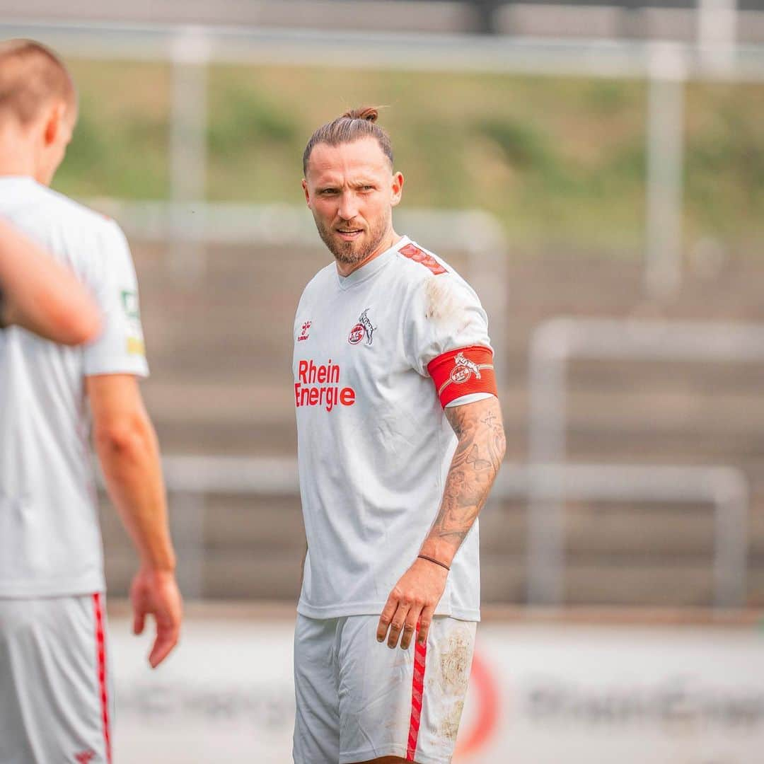 マルコ・ヘーガーさんのインスタグラム写真 - (マルコ・ヘーガーInstagram)「Samstag im Blick ❤️🤍  #samstag #heimspiel #heimatliebe #home #effzeh #köln #younggoats #u #21 #together #team #blessed #positivevibes #mh37」11月3日 1時56分 - marco_hoeger