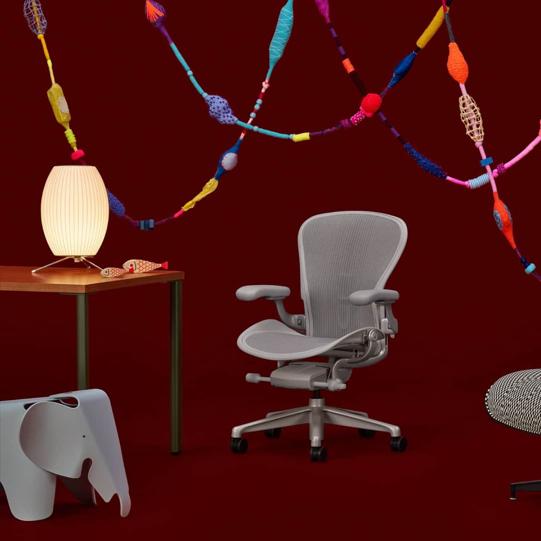 Herman Miller （ハーマンミラー）のインスタグラム：「Our holiday sale starts now! Save 20% on modern essentials, from performance seating to living room heirlooms to accessories and decor that make your home a gift to all. Click link in bio to shop the sale.」