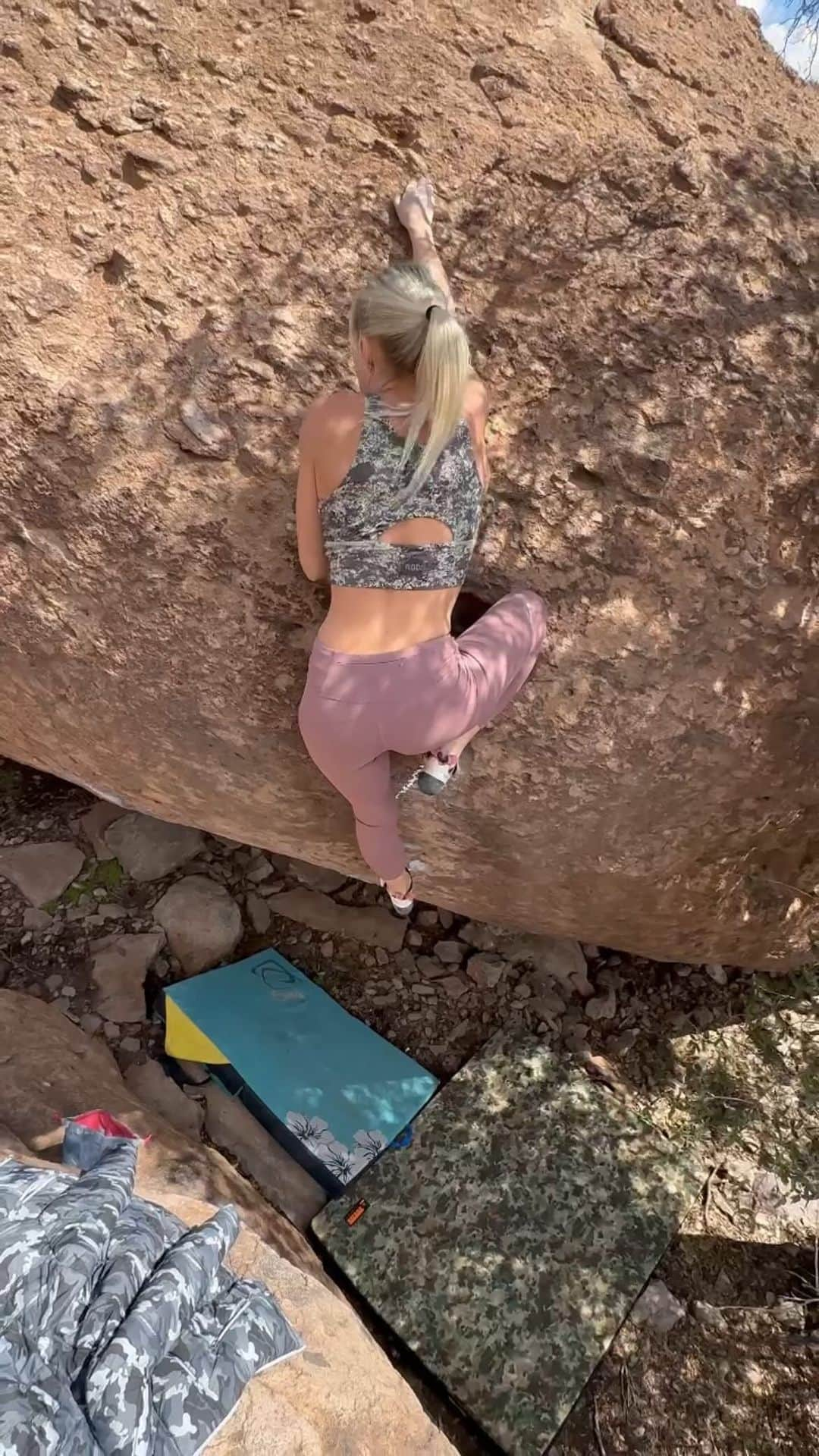 シエラ・ブレア・コイルのインスタグラム：「It’s Oak Flat season 😍  Here’s some footage of working The Clincher(V10) and the eventual send earlier this year 😄  🎥: @queencreekbouldering  @moonclimbing │ @moonclimbingwomen │ @myclimbapp │ @oncruxofficial │ @perfecthydration」