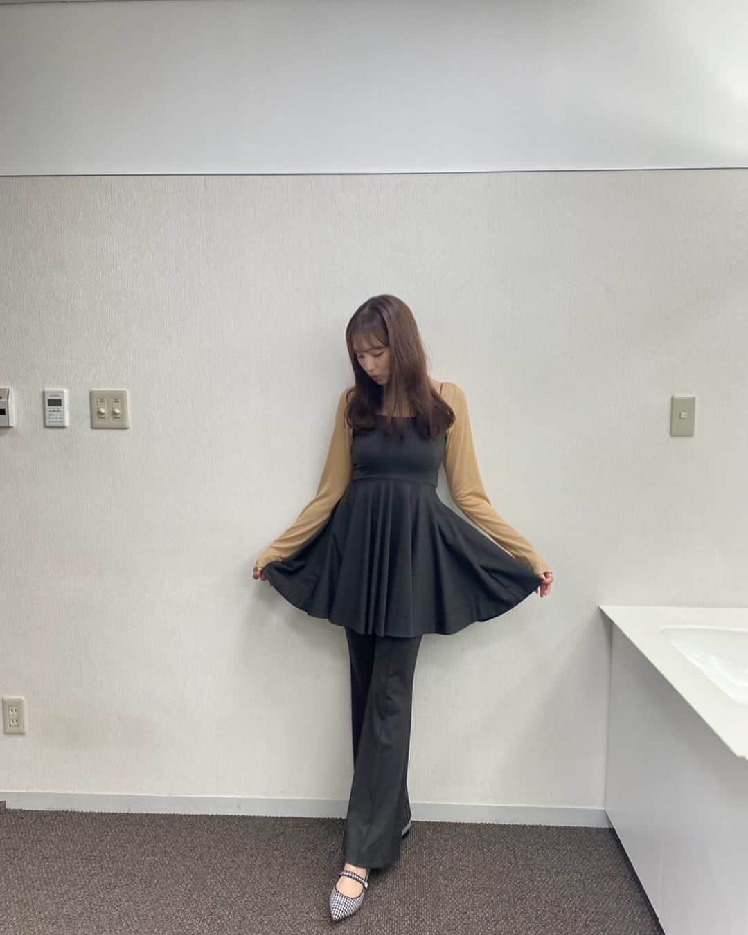 のインスタグラム：「_  この後2:47〜 めざせ！#切り出し職人 です！  是非ご覧ください✨  お衣装はこちらです！  tops @stola.jp   setup @cocodeal_official   shoes @dianashoespress」