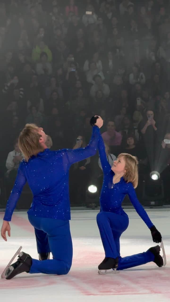 ヤナ・ルドコフスカヤのインスタグラム：「А знаешь так хочется жить… Санкт -Петербург … Ледовый дворец ….12 тыс зрителей .. Отец и сын .. Русские Сезоны Евгения Плющенко ! Горжусь ! @plushenkoofficial & @gnomgnomych 💙」