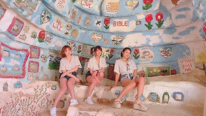 沢辺りおんさんのインスタグラム写真 - (沢辺りおんInstagram)「@shinopp._.ai と @rima_nishizaki のお家にサムギョプサル食べに行ってきました🇰🇷🐖  「美味しいサムギョプサル屋さん知ってる？」って聞かれたら 「莉麻んちかな？？」って答えちゃうくらい美味しかった🥹🫶 飲み放題だったし← お茶でも紅茶でも梅ジュースでもずっと味ついてる飲み物出てきた🍹  ご馳走様でした！☺️  写真は2019年。 まだ全員20代だった時← 莉麻がサンディエゴに留学してる時に 愛ちゃんと一緒に遊びに行った時の🦋💜  かなり今更だけど折角なので思い出UP  #サンディエゴ #サルベーションマウンテン」11月3日 2時12分 - rionsawabe