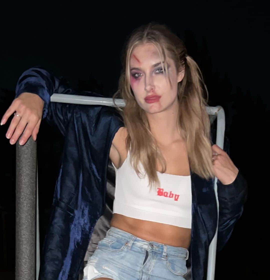 Monica Aksamitさんのインスタグラム写真 - (Monica AksamitInstagram)「The Joker and I broke up. I wanted a fresh start.   #harleyquinn #joker #halloween #halloweenmakeup #halloweencostume」11月3日 2時04分 - monicaaksamit