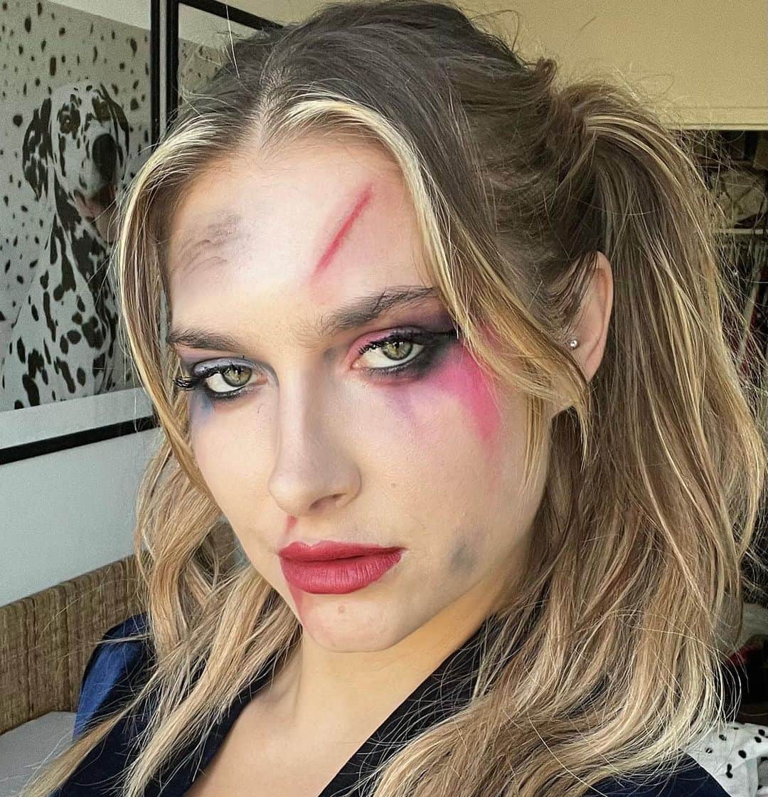 Monica Aksamitさんのインスタグラム写真 - (Monica AksamitInstagram)「The Joker and I broke up. I wanted a fresh start.   #harleyquinn #joker #halloween #halloweenmakeup #halloweencostume」11月3日 2時04分 - monicaaksamit
