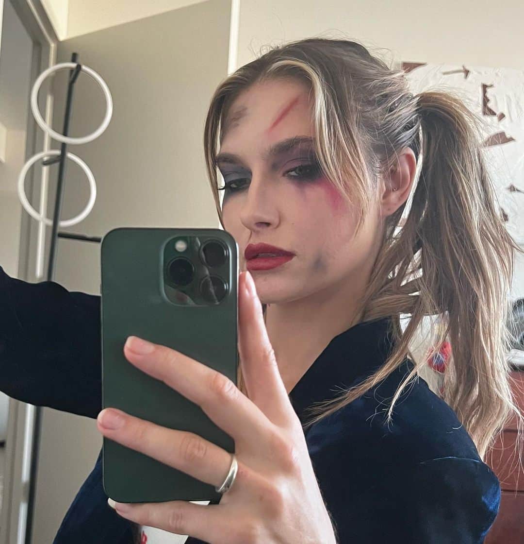 Monica Aksamitさんのインスタグラム写真 - (Monica AksamitInstagram)「The Joker and I broke up. I wanted a fresh start.   #harleyquinn #joker #halloween #halloweenmakeup #halloweencostume」11月3日 2時04分 - monicaaksamit