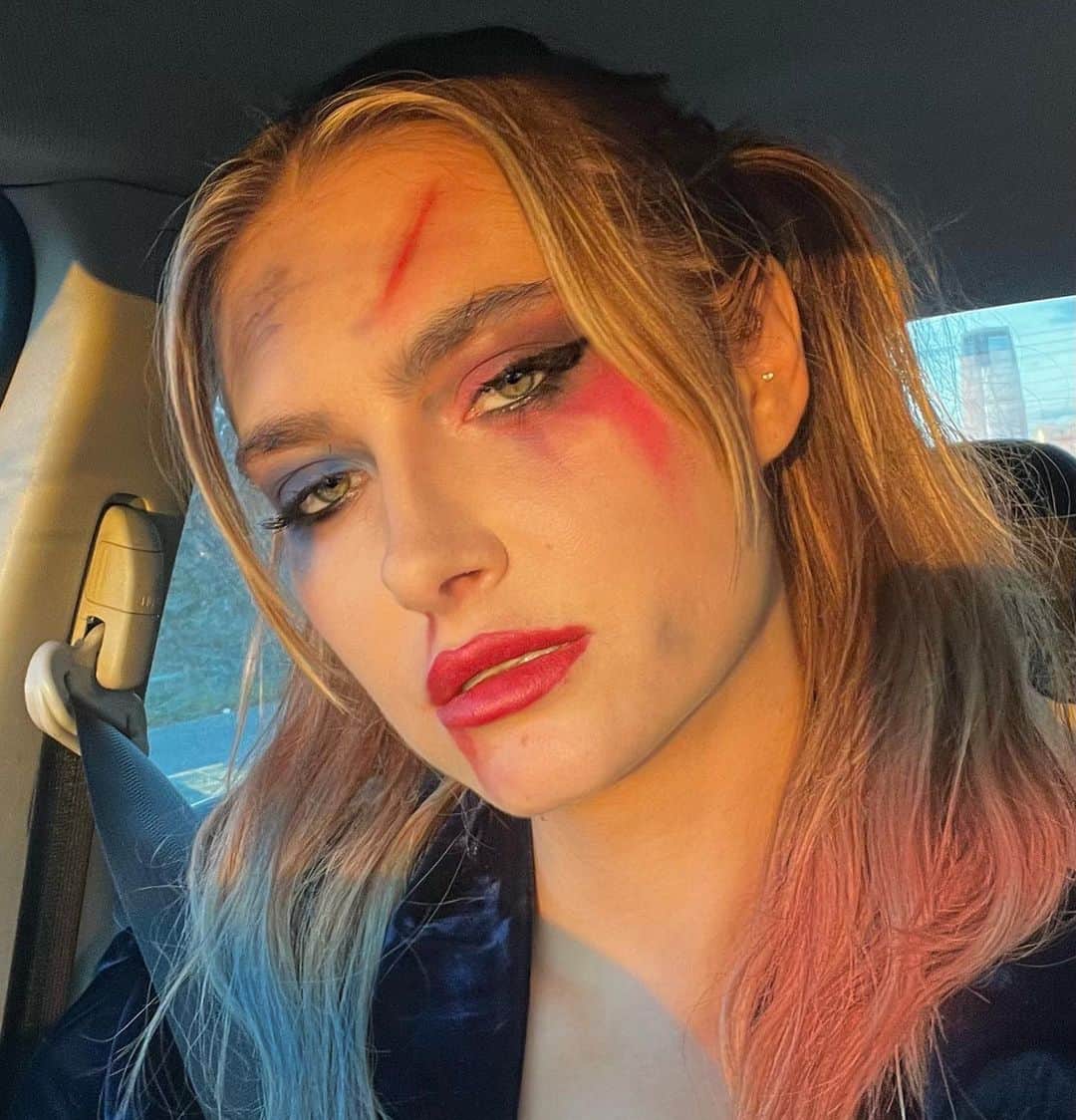 Monica Aksamitさんのインスタグラム写真 - (Monica AksamitInstagram)「The Joker and I broke up. I wanted a fresh start.   #harleyquinn #joker #halloween #halloweenmakeup #halloweencostume」11月3日 2時04分 - monicaaksamit