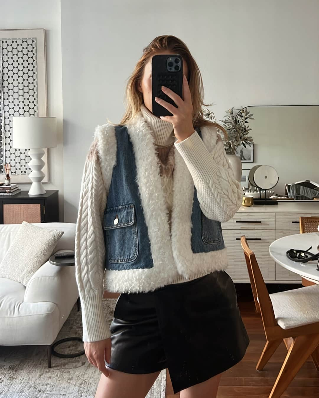 デレクラムのインスタグラム：「Always selfie-ready in Derek Lam 10 Crosby from head to toe. Shop @charlottebridgeman's style.⁣  #NYCFashion #FallFashion #FallVibes #Explore」