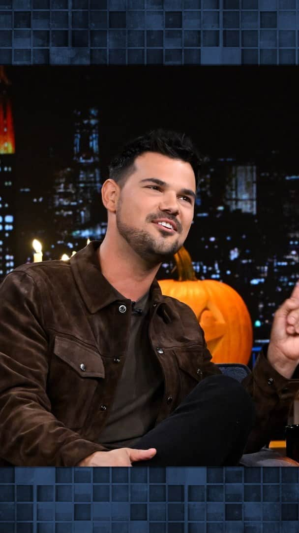 テイラー・ロートナーのインスタグラム：「@taylorlautner teaches Jimmy his signature fight move, the “tornado kick” 😂 #FallonTonight」