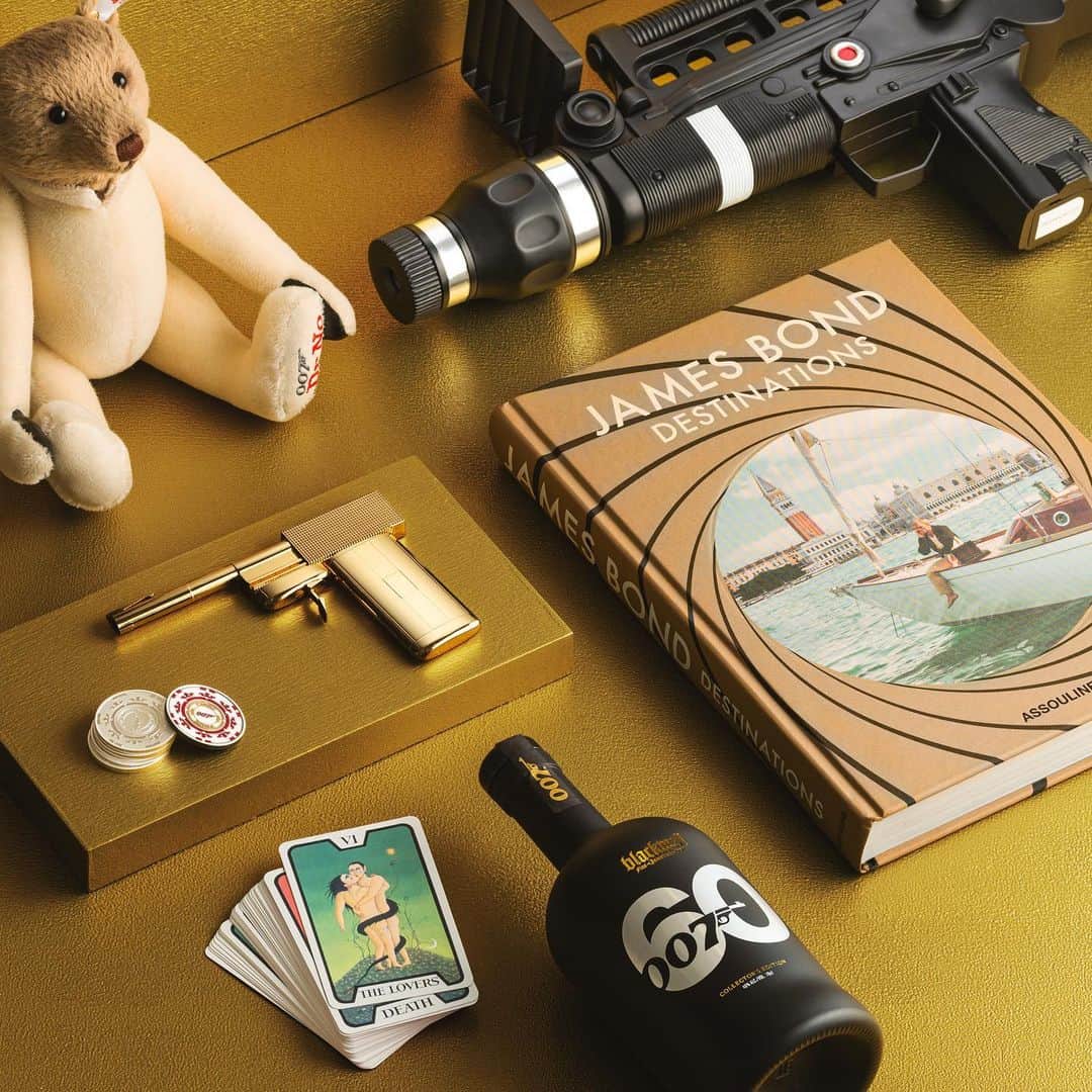 James Bond 007のインスタグラム：「The 2023 James Bond Christmas Gift Guide has arrived. Find inspiration for him, her and collectors in Part 1, now at 007.com and 007Store.com.」