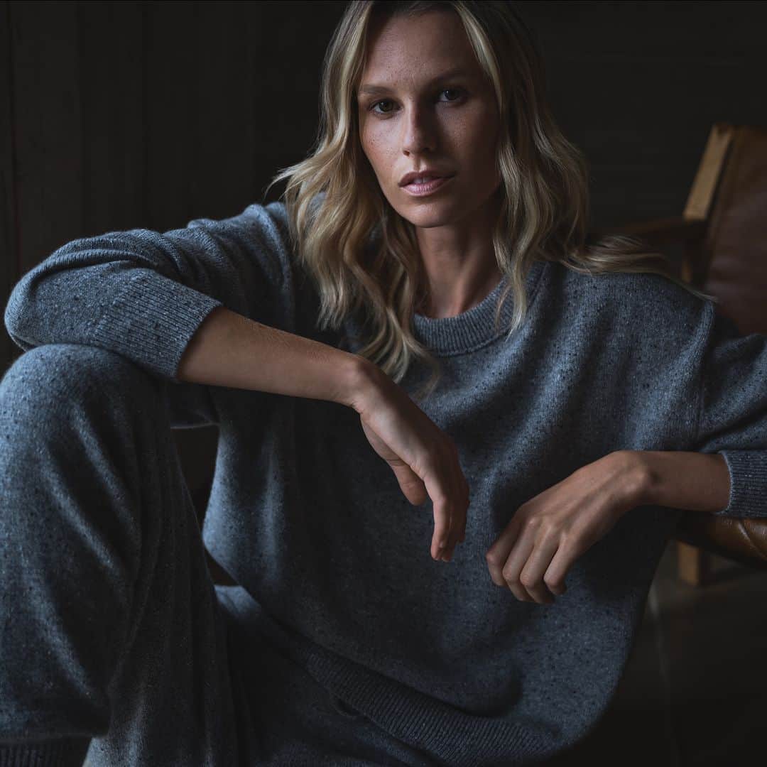 Johnstonsさんのインスタグラム写真 - (JohnstonsInstagram)「Find the ultimate downtime comfort in our Donegal Cashmere Sweatshirt and Joggers.⁣ ⁣ ⁣ ⁣ ⁣ ⁣ ⁣ ⁣ ⁣ ⁣ #JohnstonsOfElgin #Donegal #DonegalKnitwear #Cashmere #CashmereSweatshirt #Sweatshirt #CashmereJoggers #Joggers」11月3日 2時20分 - johnstonsofelgin