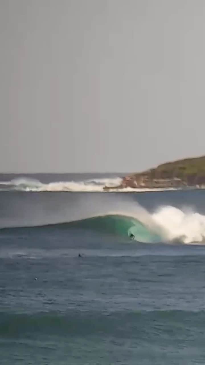 surflineのインスタグラム：「Is this a make? We think so.   Shark Island and a lot of other spots on the East Coast of Australia lit up from this first cyclone of the season. Click the link in bio to see more, and be sure to flick @surfline_aus a follow for more content from down under. 🏄‍♂️: @jordyturansky #SurflineCamRewind」