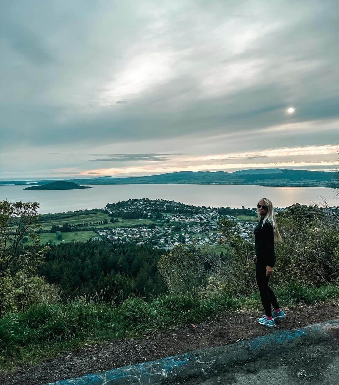 ジェネビーブ・モートンのインスタグラム：「Sunrise over Rotorua, New Zealand. 😍」