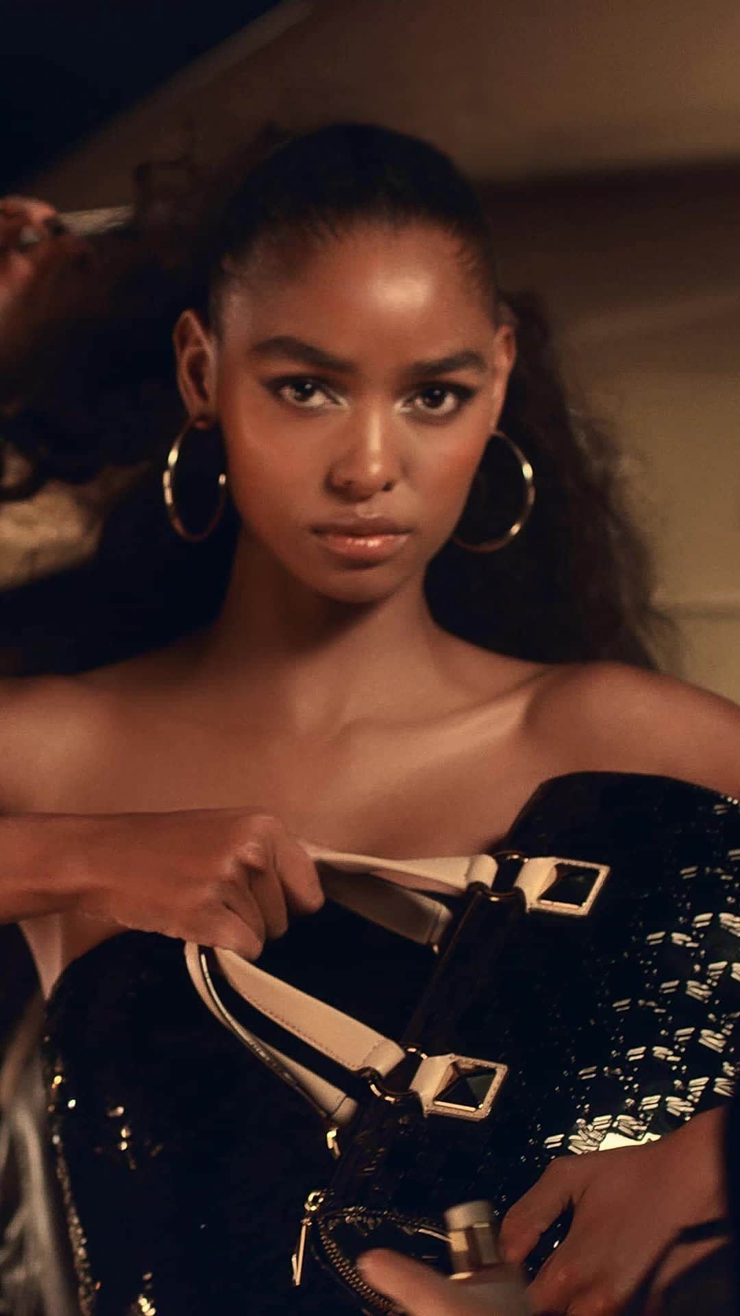 マイケルコースのインスタグラム：「Scene stealer. A look into our Holiday 2023 campaign. #MichaelKors  Directed by @Jack_Shanahan_DP」